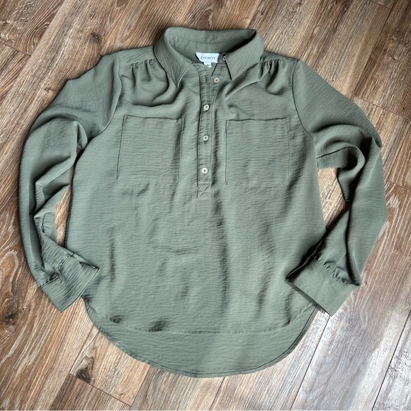 Evereve 1/4 Button Down Blouse in Green-Size Small - Picture 2 of 8